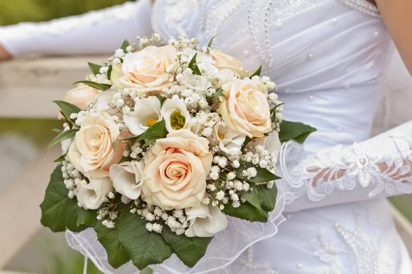 Svatební kytice v rukou nevěsty — Stock fotografie
