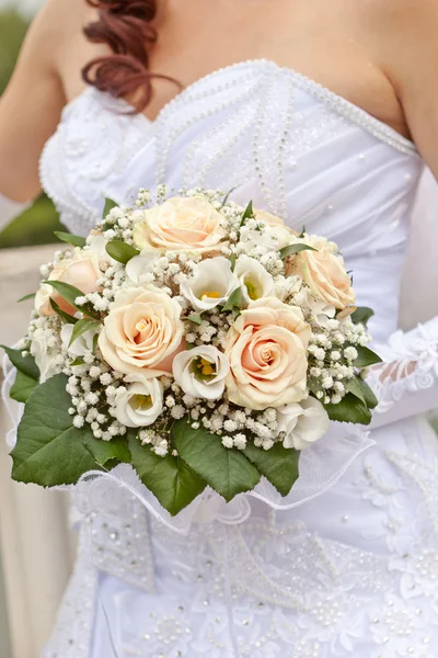 Bruiloft boeket in handen van de bruid — Stockfoto