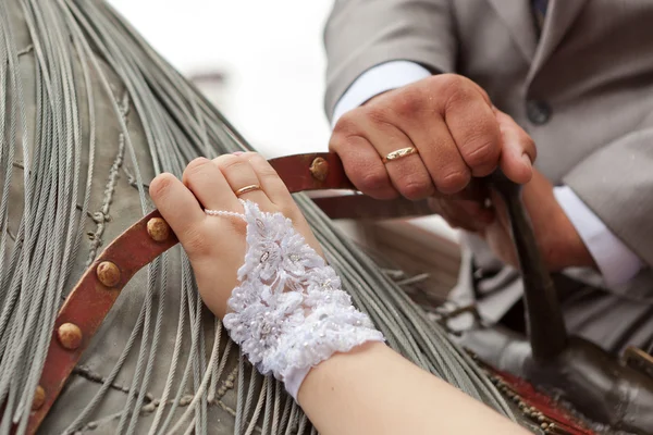 Ruce se snubními prsteny — Stock fotografie