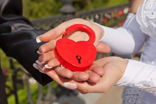 The lock in hands of the groom and the bride — Stock Photo, Image