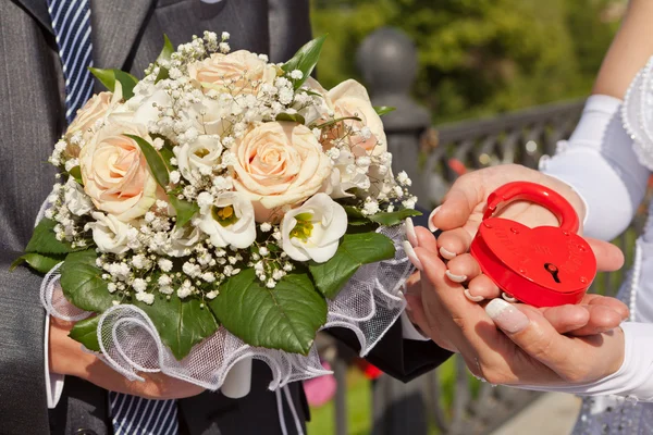 La serratura in mani dello sposo e la sposa — Foto Stock