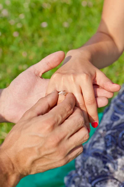 Snubní prsten na ruce nevěsty — Stock fotografie