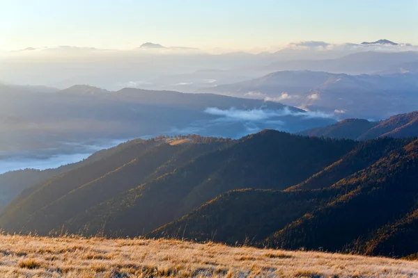 Sabah sonbahar dağ manzarası — Stok fotoğraf