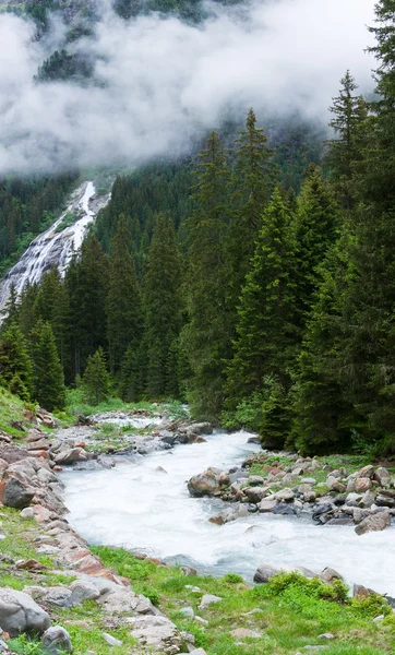 Alpen waterval zomer weergave. — Stockfoto