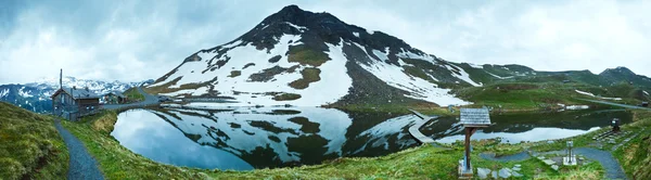 夏の高山湖に反射 — ストック写真