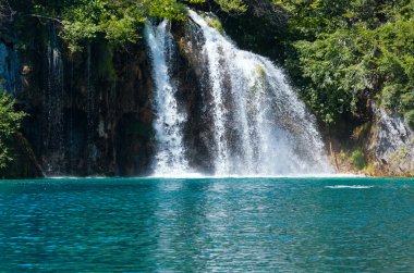 Şelale ve deniz-Yeşil Göl Plitvice Gölleri Milli Parkı'nda (Cr