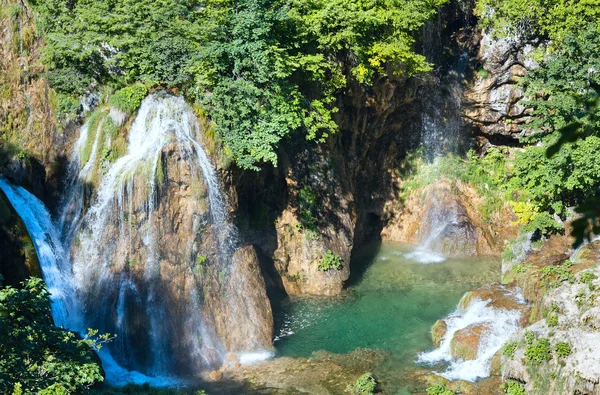 Cachoeiras de verão no Parque Nacional dos Lagos de Plitvice (Croácia ). — Fotografia de Stock