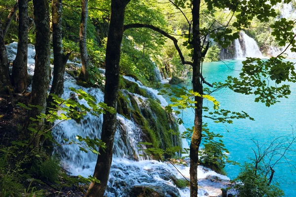 Wasserfälle und azurblauer See im Nationalpark Plitvicer Seen (Kroatien) — Stockfoto