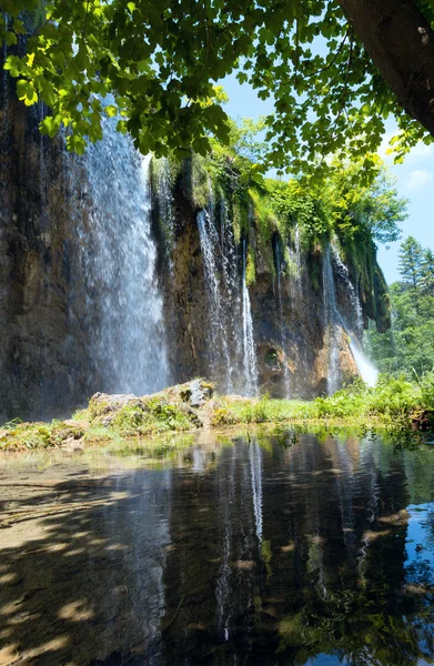 Waterfall reflections in pond (Plitvice Lakes National Park, Cro — Stock Photo, Image
