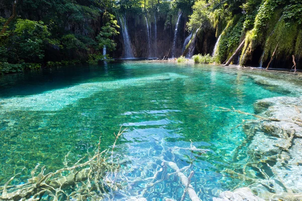 Mooie meer en de waterval in Nationaal Park Plitvicemeren (Cr — Stockfoto