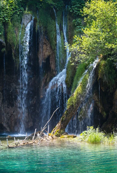 Водопад и зеленое озеро в Национальном парке Плитвицкие озера (Хорватия) — стоковое фото