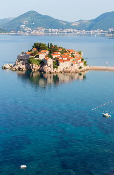 Sveti stefan θάλασσα νησάκι πρωί θέα από ψηλά (Μαυροβούνιο). — Φωτογραφία Αρχείου