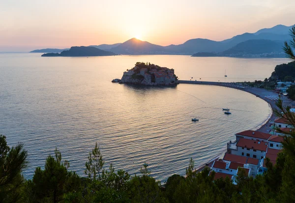 Zachód słońca i Sveti Stefan morza wysepka (Czarnogóra) — Zdjęcie stockowe
