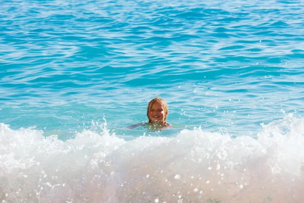 Mała dziewczynka kąpać w morzu — Zdjęcie stockowe