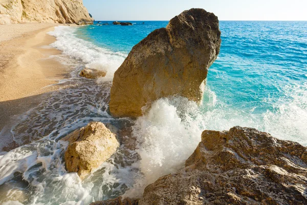 Große Felsen Fragment und Welle (lefkada, Griechenland) — Stockfoto