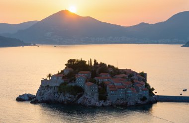 Günbatımı ve Sveti Stefan deniz adacık (Karadağ)