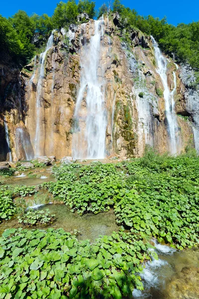 Grande cachoeira no Parque Nacional dos Lagos de Plitvice (Croácia ) — Fotografia de Stock