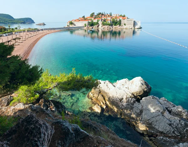 Sveti Stefan vista del islote de mar por la mañana (Montenegro, Sveti Stefan ) —  Fotos de Stock