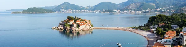 Sveti Stefan mar islote mañana verano panorama (Montenegro ). —  Fotos de Stock