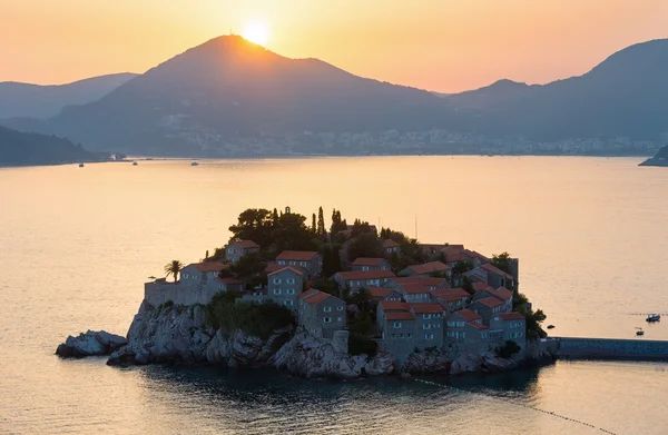 Zachód słońca i Sveti Stefan morza wysepka (Czarnogóra) — Zdjęcie stockowe