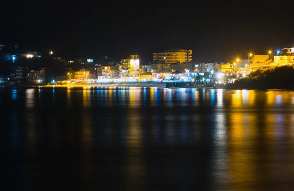 Tampilan malam di garis pantai dan Himare Town di lampu (Albania ) — Stok Foto