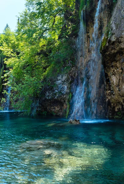 夏の滝と澄んだ湖 （プリトヴィツェ, クロアチア) — ストック写真