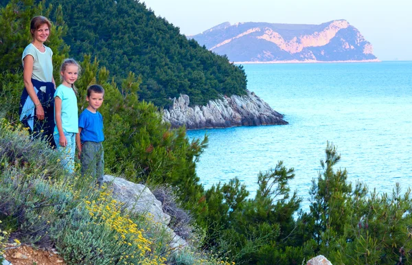 Pôr do sol do mar de verão e família na colina (Croácia ) — Fotografia de Stock