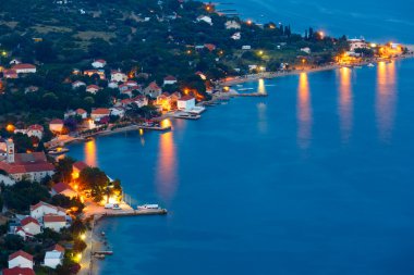 Gece yaz Köyü sahil üzerinde (Pelje? ac, Hırvatistan)