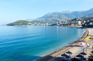 Yaz kıyı şeridi sabah görünümü (Arnavutluk)