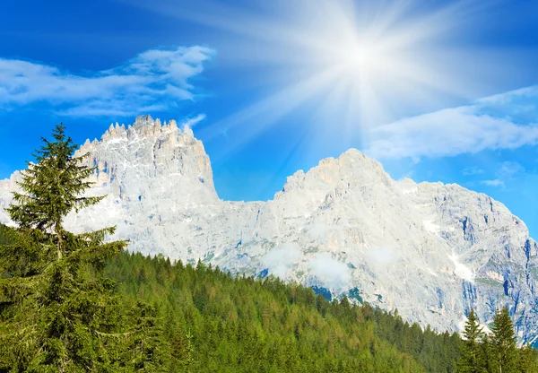 Dolomites dağ yaz güneş görünümü — Stok fotoğraf