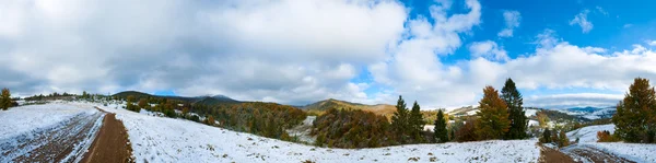 Карпатская горная панорама с первым зимним снегом — стоковое фото
