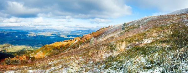 Primera nieve de invierno y follaje colorido otoño en la montaña — Foto de Stock