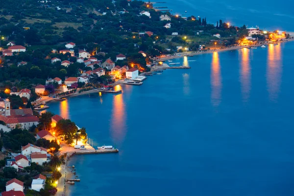 Aldea de verano nocturna en la orilla del mar (Peljejalá ac, Croacia ) — Foto de Stock