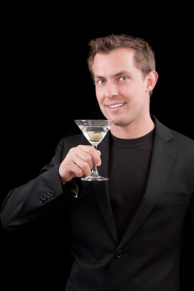 Белый мужчина пьет мартини — стоковое фото