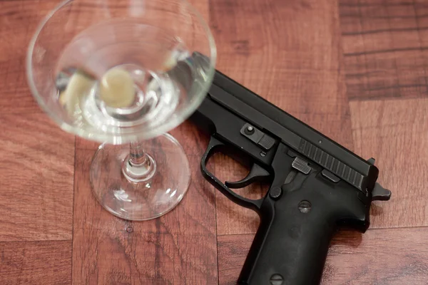Cocktail e arma — Fotografia de Stock