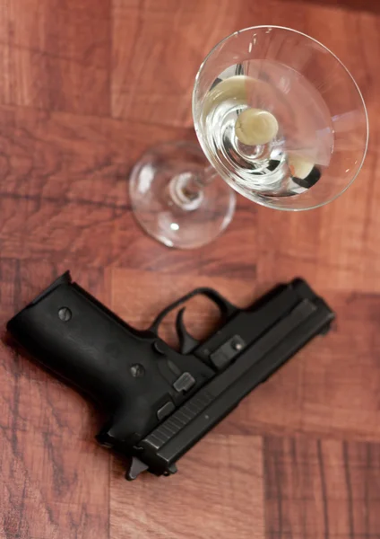 Cocktail e arma — Fotografia de Stock