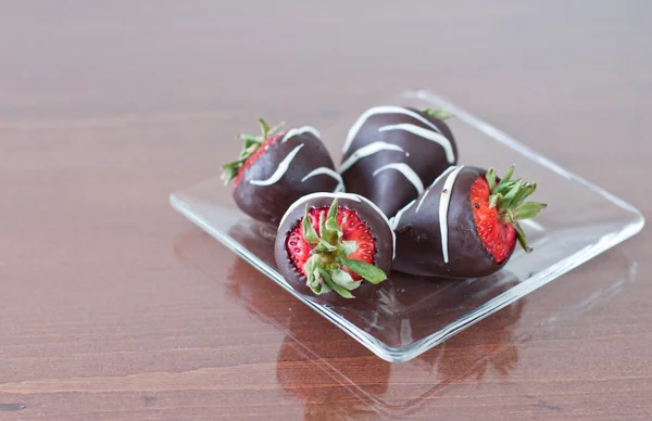 Vier mit Schokolade überzogene Erdbeeren — Stockfoto