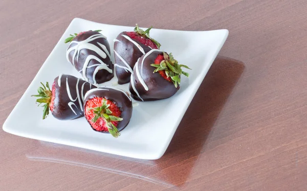 Serving of chocolate covered strawberries — Stock Photo, Image