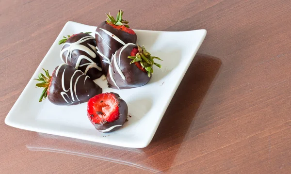 Met chocolade bedekte aardbeien — Stockfoto