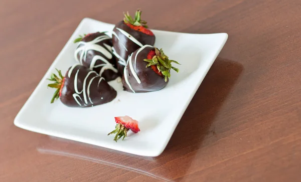 Grupper av sjokoladeoverkokte jordbær – stockfoto
