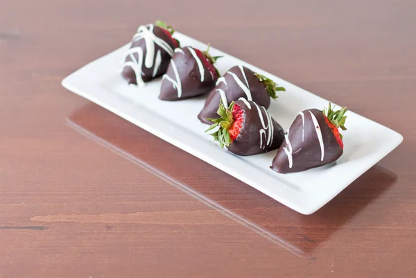 Aardbeien en donker cocolate — Stockfoto