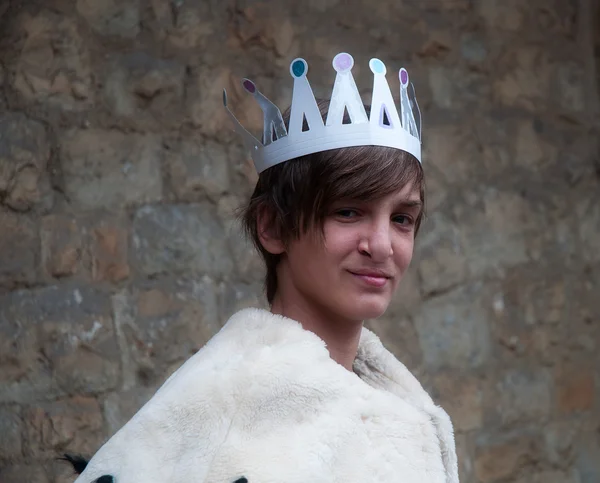 Boy disguised as a king . — Stock Photo, Image