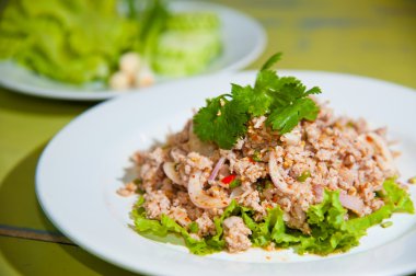 larb Tavuk salatası. Kara tavuk limon, biber ve otlar ile geleneksel Tay yemeği. (Isaan ülkenin Kuzey Doğu'popüler bir besindir)