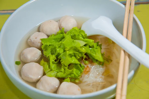 Cozinha asiática, macarrão de arroz com bola de peixe e bola de carne — Fotografia de Stock