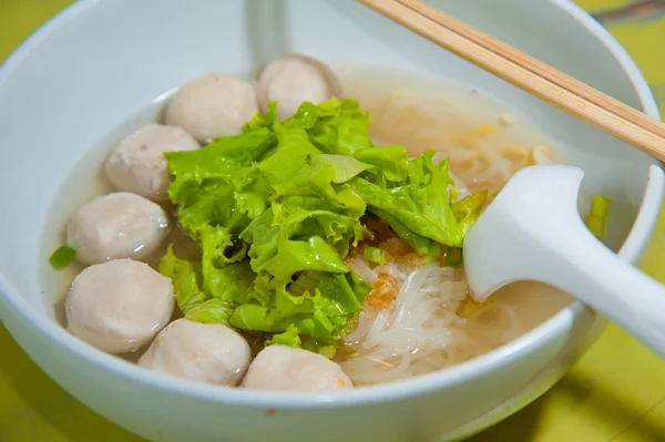 Cozinha asiática, macarrão de arroz com bola de peixe e bola de carne — Fotografia de Stock