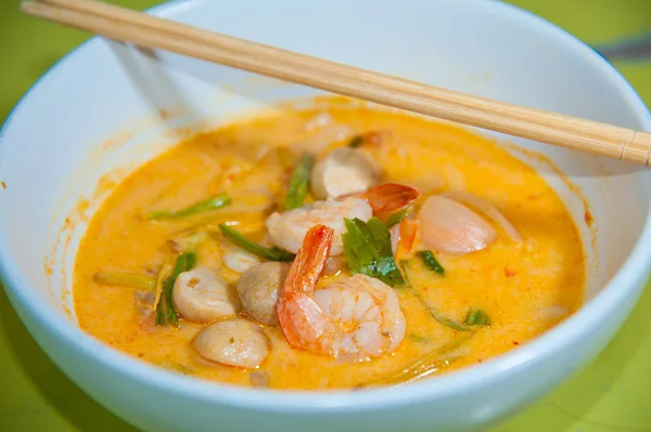 Traditionelle thailändische Delikatesse aus Jumbo-Shrimps, Thai-Nudeln und mit erlesenen Gewürzen zubereitet. garniert mit fein gehackten grünen Zwiebeln (Guay tiao tom yum) — Stockfoto