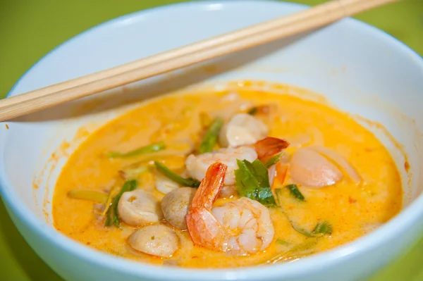 Delicias tradicionales tailandesas hechas de camarones jumbo, fideos tailandeses y preparadas con especias selectas. Adornado con cebollas verdes finamente picadas (Guay Tiao Tom Yum ) — Foto de Stock