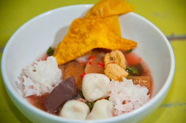 Frutti di mare yong tau foo (tagliatelle di riso con polpetta di pesce ) — Foto Stock
