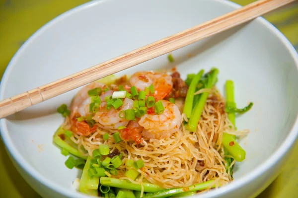 Ägg kinesiska torra nudlar med stekt röd fläsk, knödel och grönsaker — Stockfoto