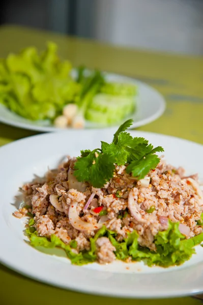 Larb chicken salad. Traditional Thai food, with ground chicken lime, chili and herbs. This food is popular in the north-east of the country (Isaan) — Stock Photo, Image